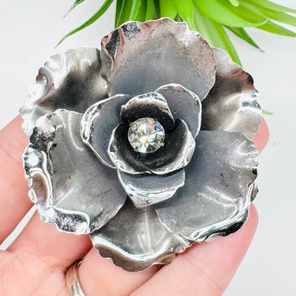 Vintage 60s Gray Enamel & Shiny Silver Tone Rhinestone Center Flower Brooch - Picture 1 of 10